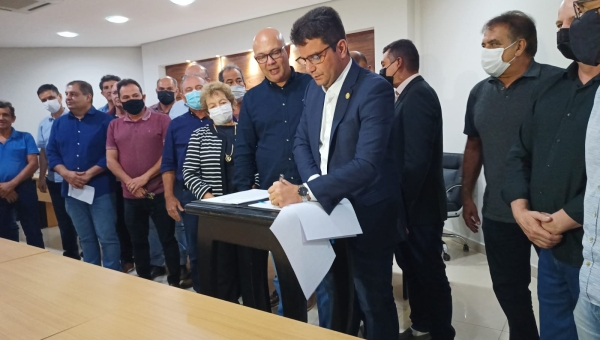 Com empresários, Cameli sanciona leis de incentivo à construção civil e compra direta da indústria